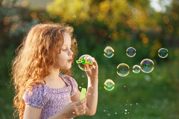 Mädchen Kind Seifenblasen Natur