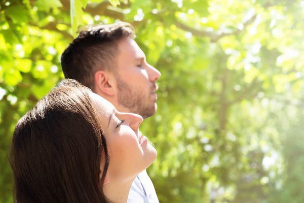 Paar Mann Frau Wald Atem grün