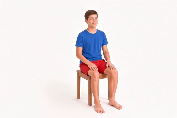Junge Stuhl sitzend blau rot