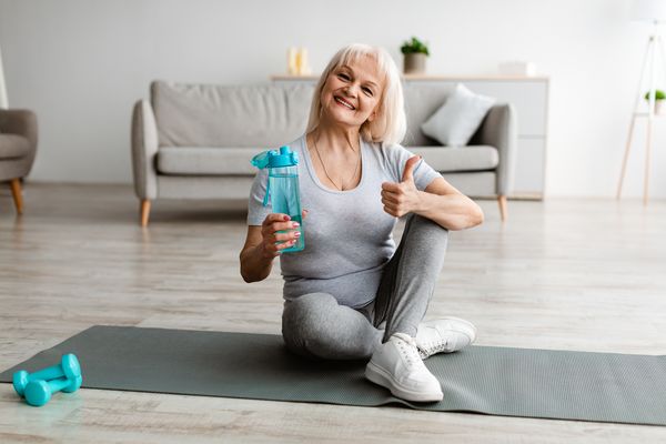 Frau alt Sport Matte Wasser