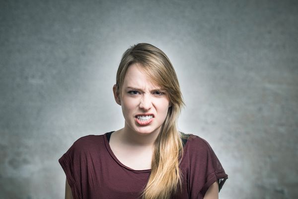 was tun bei zähneknirschen? Zähne Zähneknirschen Klopfen Kiefer Halswirbelsäule