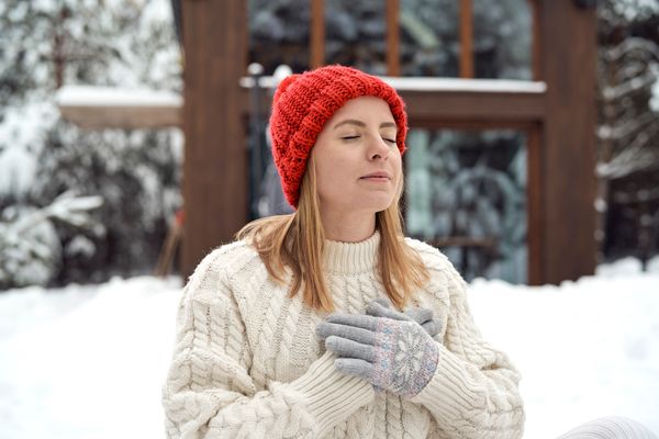Frau Winter Atmen Schnee Mütze