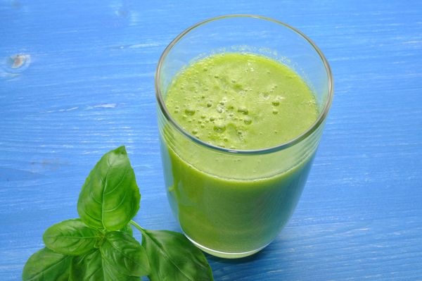 Smoothie Basilikum Glas grün blau