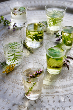 Tees Kräuteraufgüsse Gläser