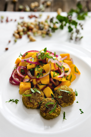 Herbst-Rezept: Kürbiswürfel mit Kichererbsenbratlingen