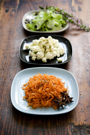 Rohkost-Kombination: Mohrrüben, Gurken und grüner Salat