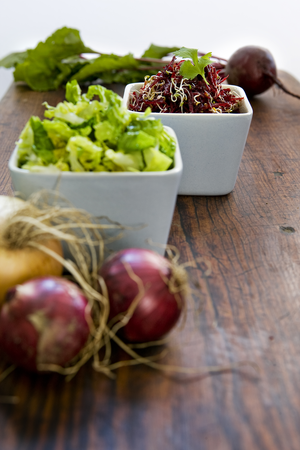 Rohkost-Kombination: Rote Bete mit Sprossen und Romanasalat