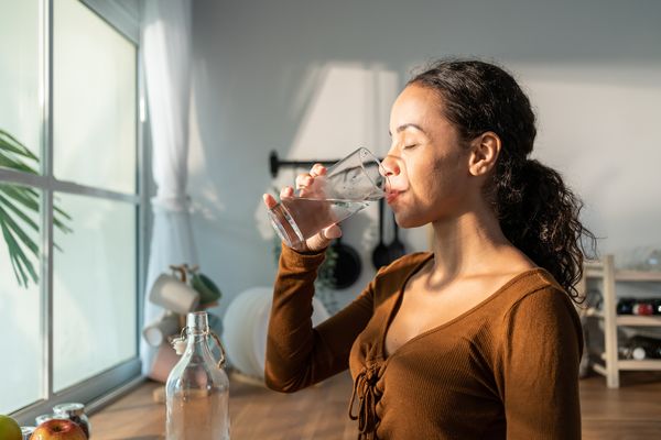 Frau Wasser trinken
