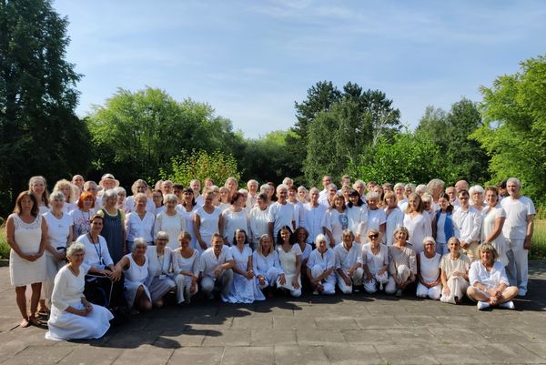 Menschen Treffen Gemeinschaft weiß Himmel Bäume