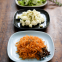 Rohkost-Kombination: Mohrrüben, Gurken und grüner Salat Rohkost-Kombination: Mohrrüben, Gurken und grüner Salat